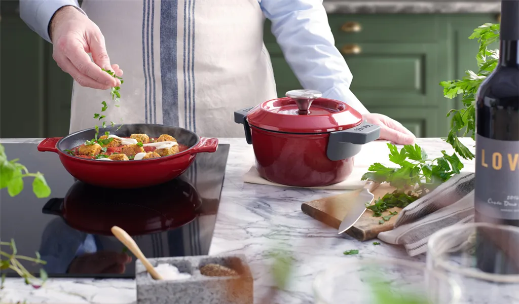 Woll IRON, Servierpfanne Rund Mit Glasdeckel Und Silikongriff, 20 Cm, 5.5 Cm Hoch, Chili Red 6 Woll IRON, Servierpfanne Rund Mit Glasdeckel Und Silikongriff, 20 Cm, 5.5 Cm Hoch, Chili Red – Bild 4