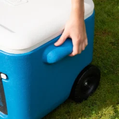 Coleman Kühlbox "50 QT Polylite Wheeled Mesh" -Küchenwaren Geschäft 36aad8ef7294492515fe6ed4956f8300