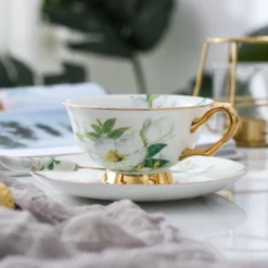 Panbado Kaffeeservice Set Aus Premium Bone China Porzellan, Beinhaltet 2 Kaffeetassen, 2 Untertassen, 2 Löffel, 1-tlg Metallständer -Küchenwaren Geschäft 52f74c0ccb64b1c1ec0e1555b5aea264