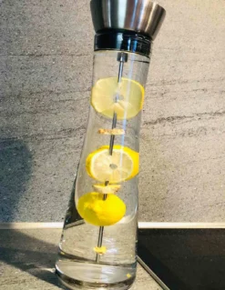 Flirt By R & B Glaskaraffe LENO Mit Fruchtspieß 1,3 Liter -Küchenwaren Geschäft 7c5eecb9ae58265560d1d69ae86dd732