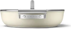 SMEG Servierpfanne Mit Deckel Matt Creme - Ø 28 Cm / 3,7 Liter -Küchenwaren Geschäft 920b5c3a52342e4792afc5475de413dc