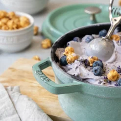 STAUB Cocotte Rund 28 Cm Salbei -Küchenwaren Geschäft 9e98c1ebd07d3ba5ee280d8bda82550a