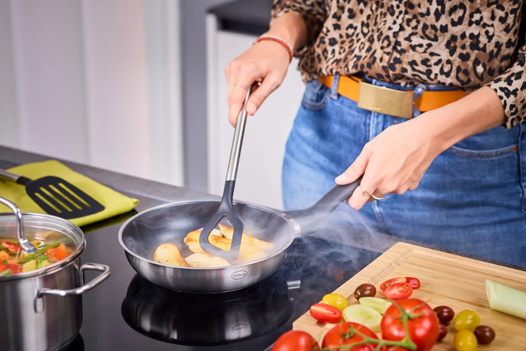 Rösle RÖSLE Basic Line Bratpfanne Ø 20 Cm, Edelstahl 18/10, Mit Antihaftversiegelung ProPlex, Schüttrand, Induktions- Und Spülmaschinengeeignet 5 Rösle RÖSLE Basic Line Bratpfanne Ø 20 Cm, Edelstahl 18/10, Mit Antihaftversiegelung ProPlex, Schüttrand, Induktions- Und Spülmaschinengeeignet – Bild 3