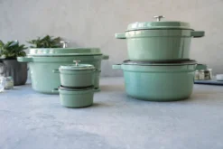 STAUB Cocotte Rund 28 Cm Salbei -Küchenwaren Geschäft b0306b3cc62360fb345968c69ee5e3e8