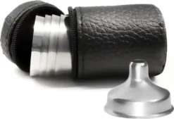 Outdoor Saxx® - 8-Teiliges Edelstahl-Becher Set, 6 Unzerbrechliche Schnaps-Becher, Schnaps-Gläser Aus Metall, Metall-Becher Mit Einfüll-Trichter Und Leder-Tasche, Ideales Flachmann-Zubehör 8 Outdoor Saxx® - 8-Teiliges Edelstahl-Becher Set, 6 Unzerbrechliche Schnaps-Becher, Schnaps-Gläser Aus Metall, Metall-Becher Mit Einfüll-Trichter Und Leder-Tasche, Ideales Flachmann-Zubehör -Küchenwaren Geschäft ed918518910b20e93e9141176d19d5ef