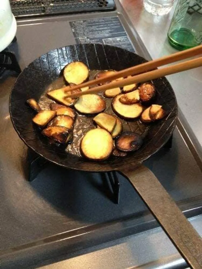 Turk 65224 Schmiedeeiserne Bratpfanne Mit Hakenstiel, Ø 18,5 Cm, Ø 24 Cm, H 3,5 Cm, Schwarz 9 Turk 65224 Schmiedeeiserne Bratpfanne Mit Hakenstiel, Ø 18,5 Cm, Ø 24 Cm, H 3,5 Cm, Schwarz – Bild 7